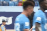 大雷哥怎么了！泰山半场0-1落后，王大雷蹲地垂头久久不愿起身